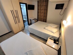 Standard Triple Room | In-room safe, desk, free WiFi, bed sheets - Granville Hotel (Curitiba)