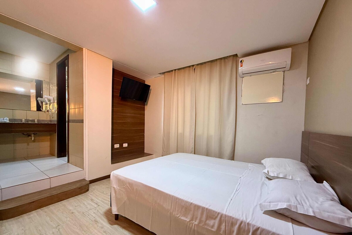 Chambre supérieure double | Coffre-fort, bureau, accès au Wi-Fi (inclus), literie fournie