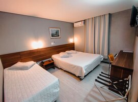 Quarto triplo superior | Cofres nos quartos, escrivaninha, Wi-Fi de cortesia, roupa de cama