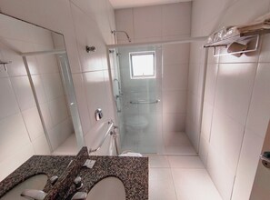 シャワー、ヘアドライヤー、タオル