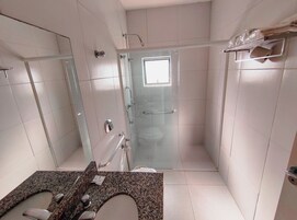 Chuveiro, secador de cabelo, toalhas de banho 