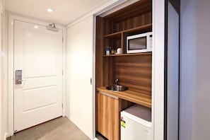 Kühlschrank, Mikrowelle, Wasserkocher mit Kaffee-/Teezubehör