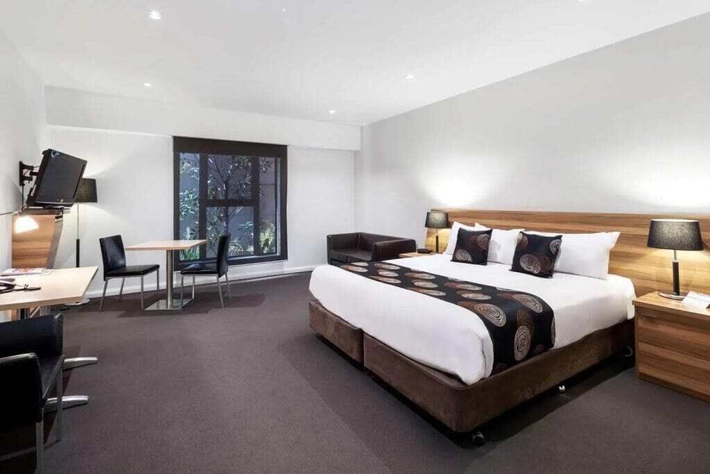 Executive Room, 1 King Bed | Minibar, in-room safe, desk, laptop workspace