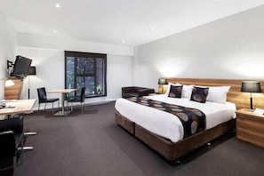 Executive Room, 1 King Bed | Minibar, in-room safe, desk, laptop workspace