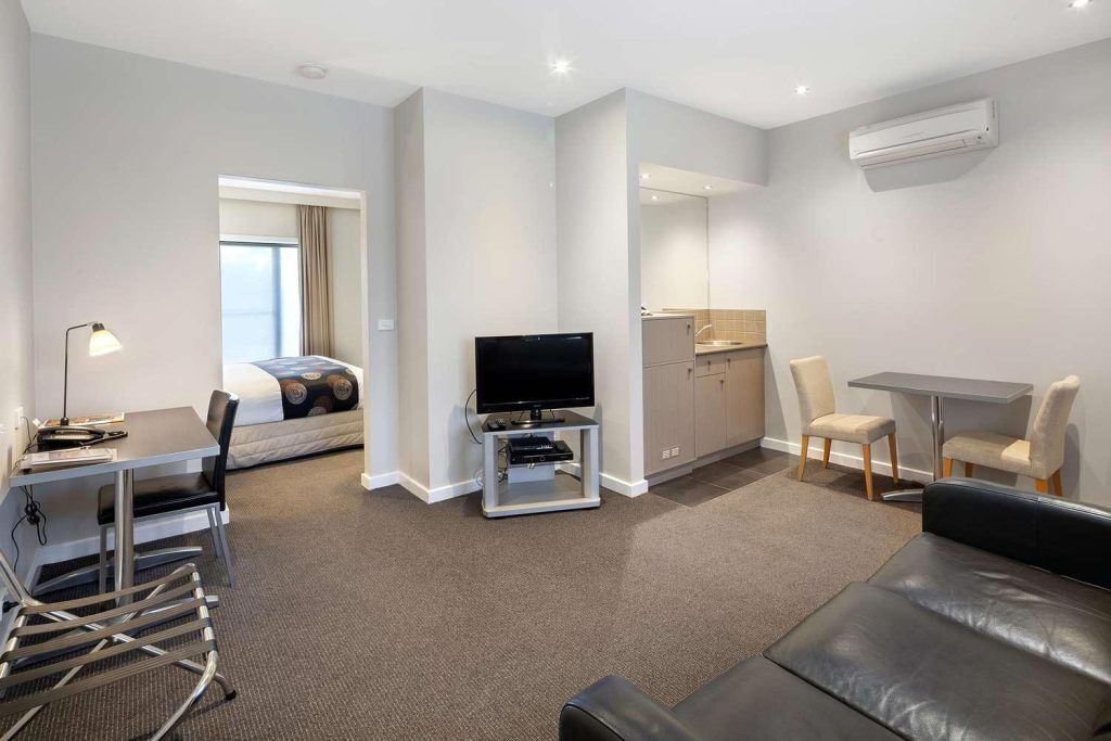 Deluxe Suite, 1 King Bed, Jetted Tub