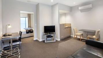 Deluxe Suite, 1 King Bed, Jetted Tub