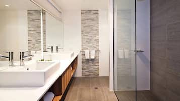 Executive Room, 1 King Bed | Bathroom | Free toiletries, hair dryer, towels, soap