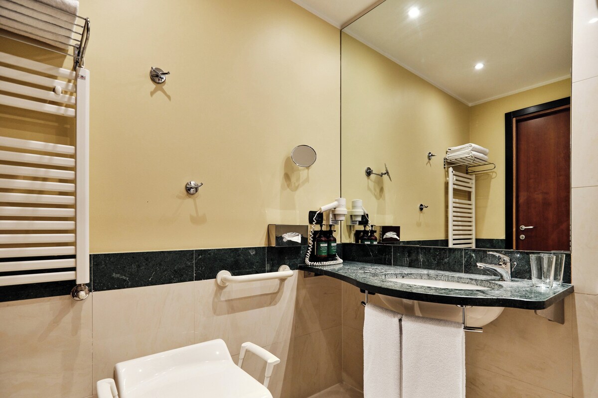 Standard Room, 1 Queen Bed, Accessible | Minibar, in-room safe, desk, laptop workspace