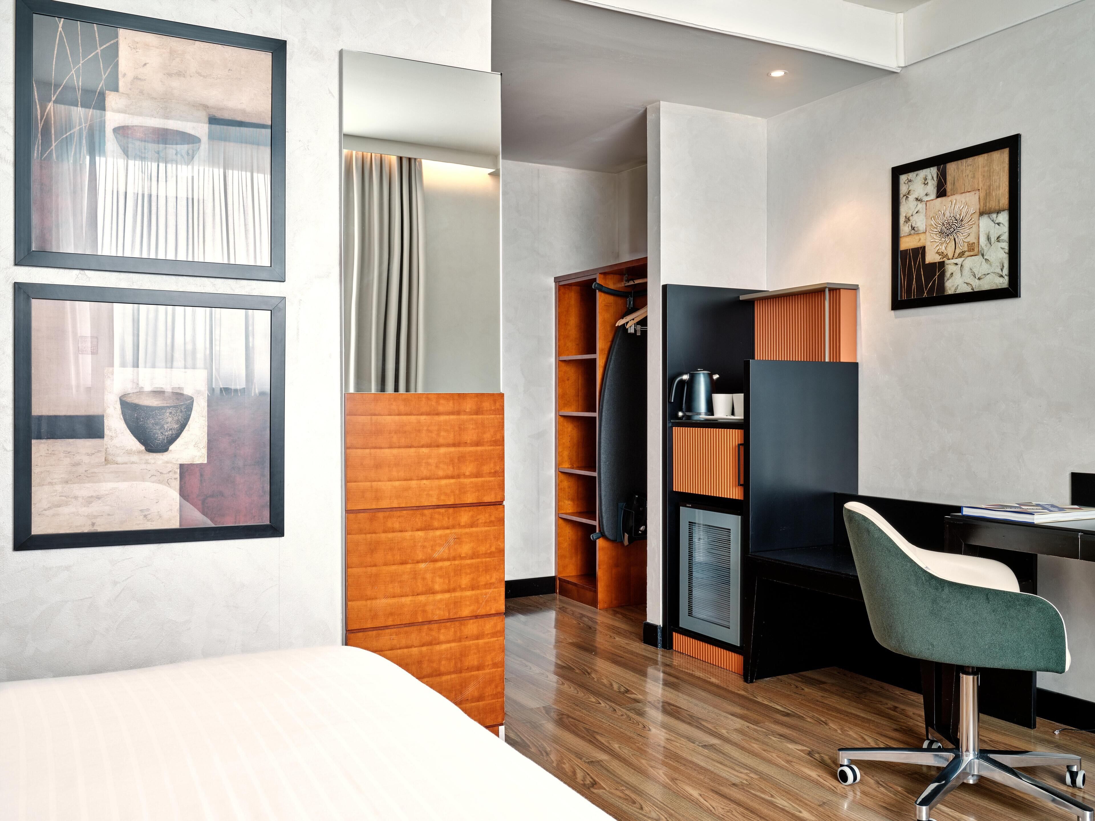 Minibar, caja de seguridad en la habitación y escritorio 
