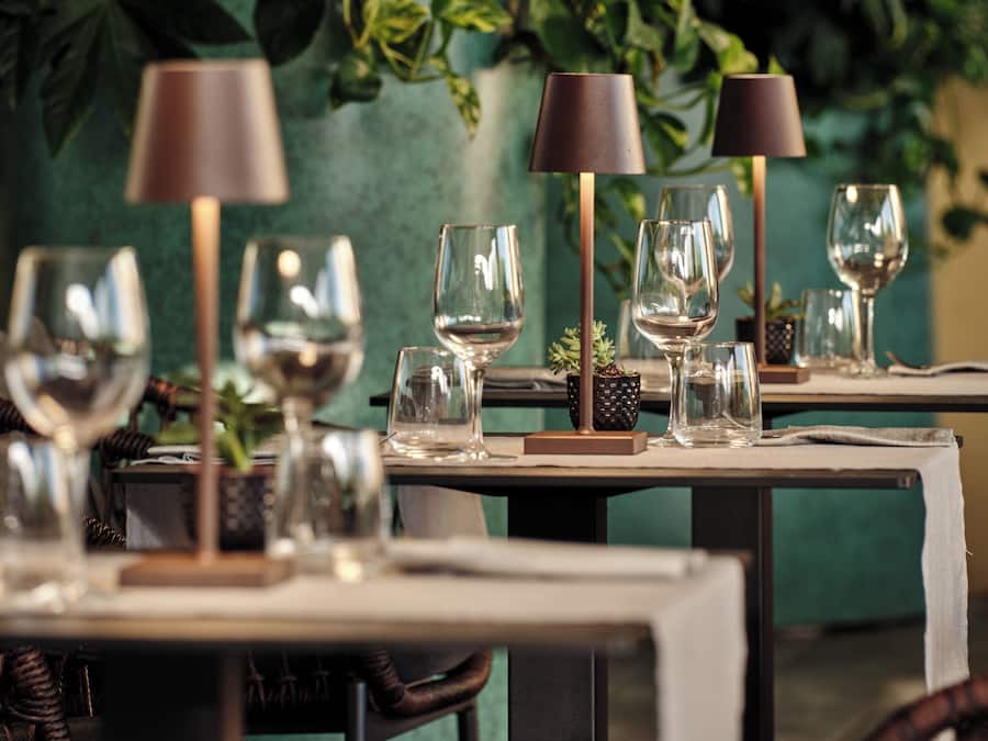 Serveert ontbijt, lunch en diner