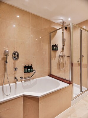 Haartrockner, Bidet, Handtücher, Seife