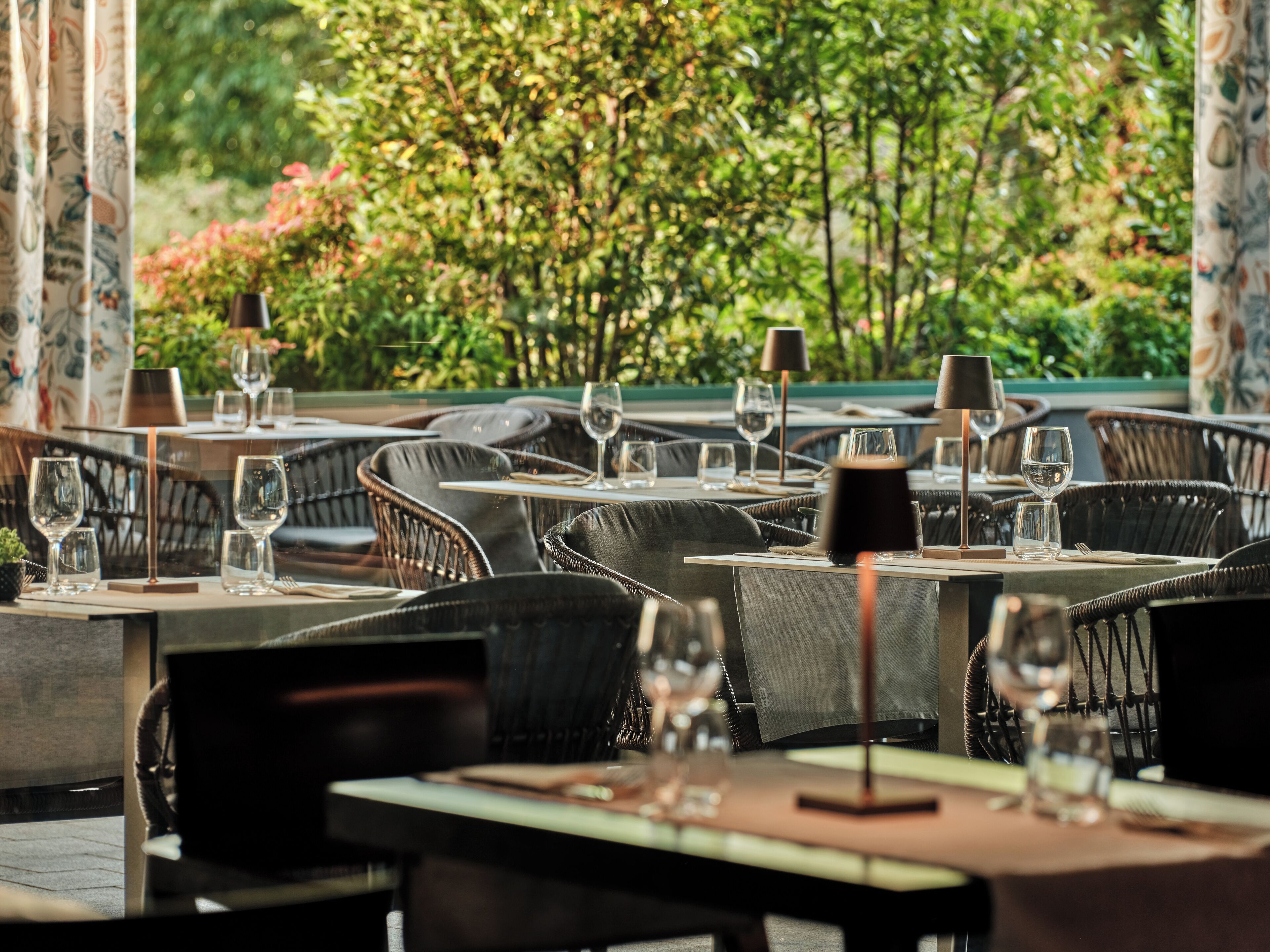 朝食、ランチ、ディナーに営業