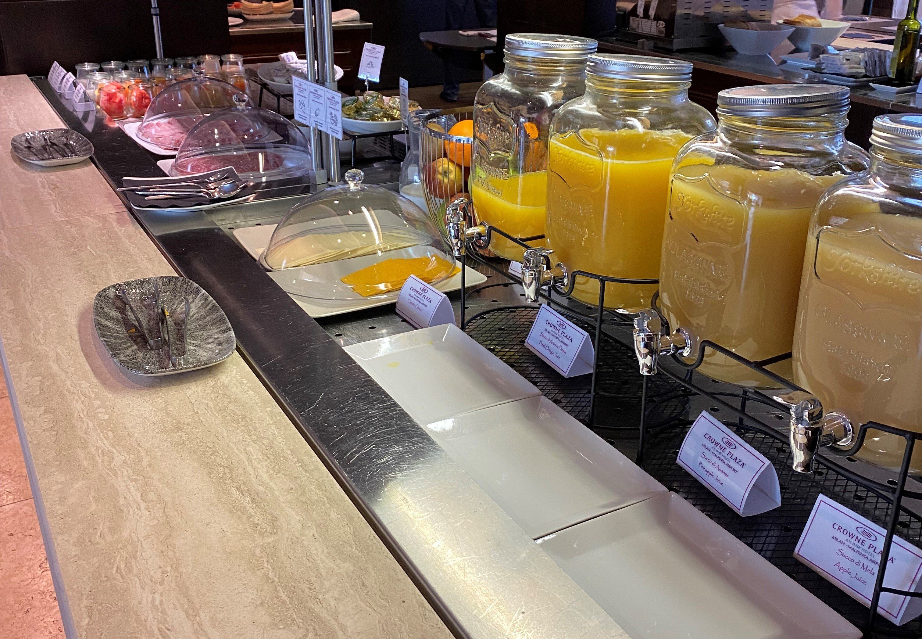 Un bufé de desayuno con una variedad de alimentos y bebidas.