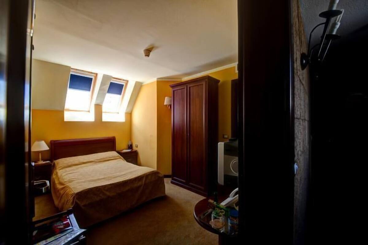 Minibar, coffres-forts dans les chambres, bureau