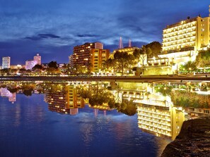 住宿 正面 - 傍晚/夜晚