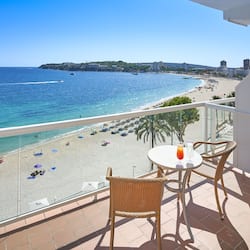 Tweepersoonskamer, balkon, uitzicht op het strand | 1 slaapkamer, een bureau, een strijkplank/strijkijzer, gratis wifi