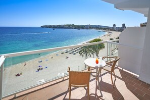 双人房, 阳台, 海滩景观 | 办公桌、熨斗/熨板、免费 WiFi、床单