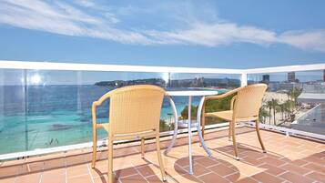 Habitación doble, balcón, vista a la playa | Escritorio, tabla de planchar con plancha, wifi gratis y ropa de cama