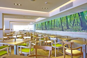 供应早餐、午餐和晚餐，国际美食，海景