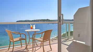 Chambre Double, balcon, vue plage | Salle de séjour | Télévision à écran plat