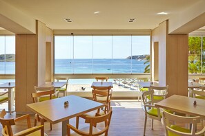 Frokost og lunsj serveres, internasjonale retter, utsikt mot havet 