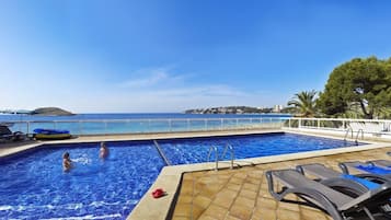 Piscine couverte, piscine extérieure, chaises longues