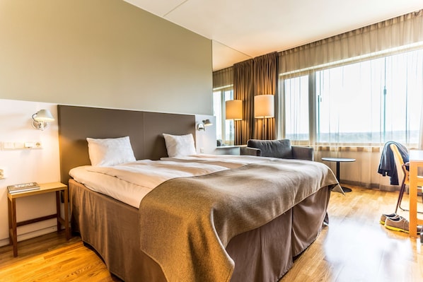 Schreibtisch, Bügeleisen/Bügelbrett, kostenlose Babybetten