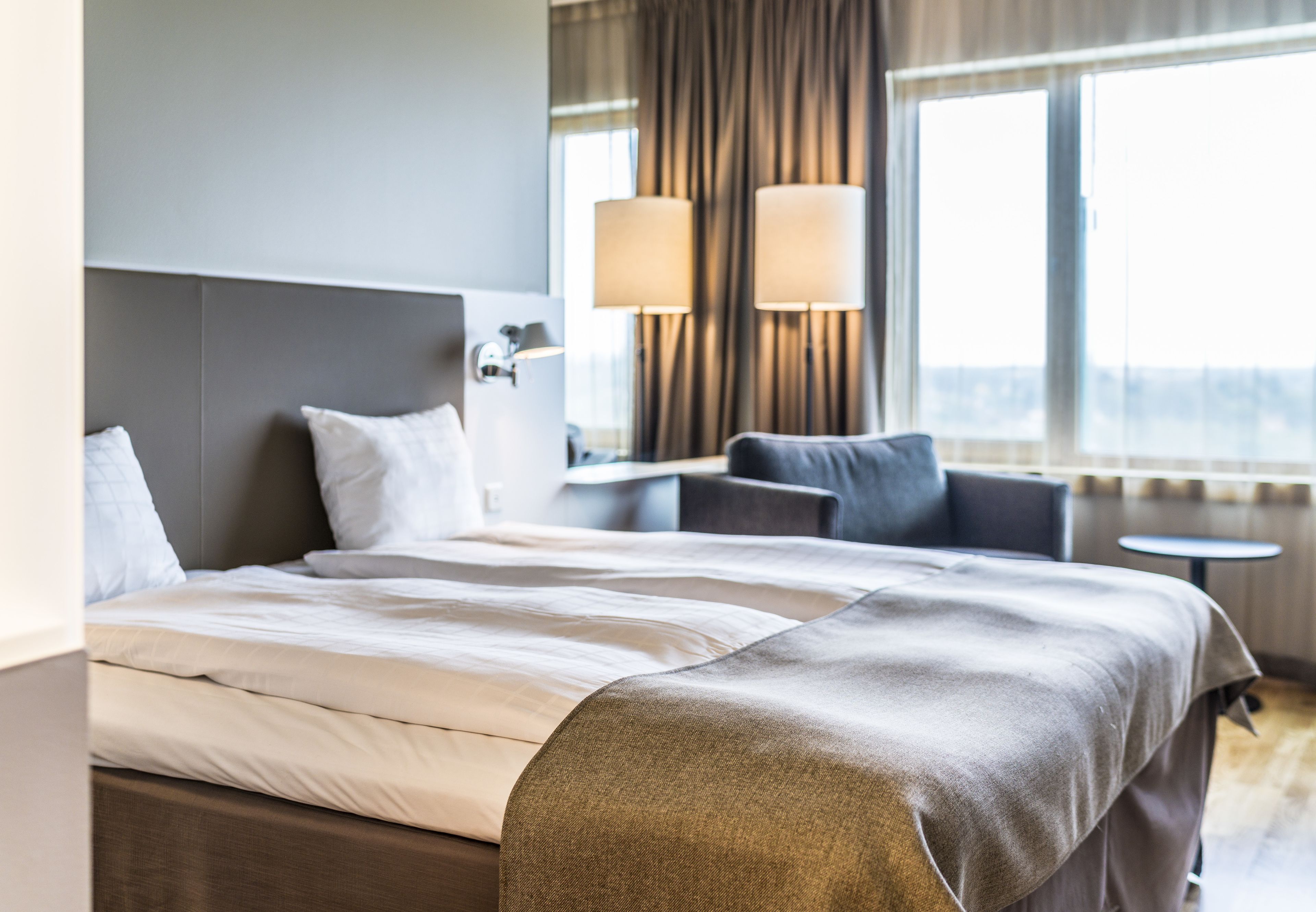 Habitación con 2 camas individuales | Escritorio, tabla de planchar con plancha y cunas gratuitas 