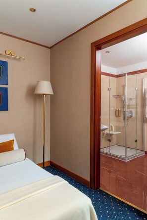 Triple Room, Mobility Accessible | Bathroom | Eco-friendly toiletries, hair dryer, slippers, bidet - Hotel Diocleziano (Rome)