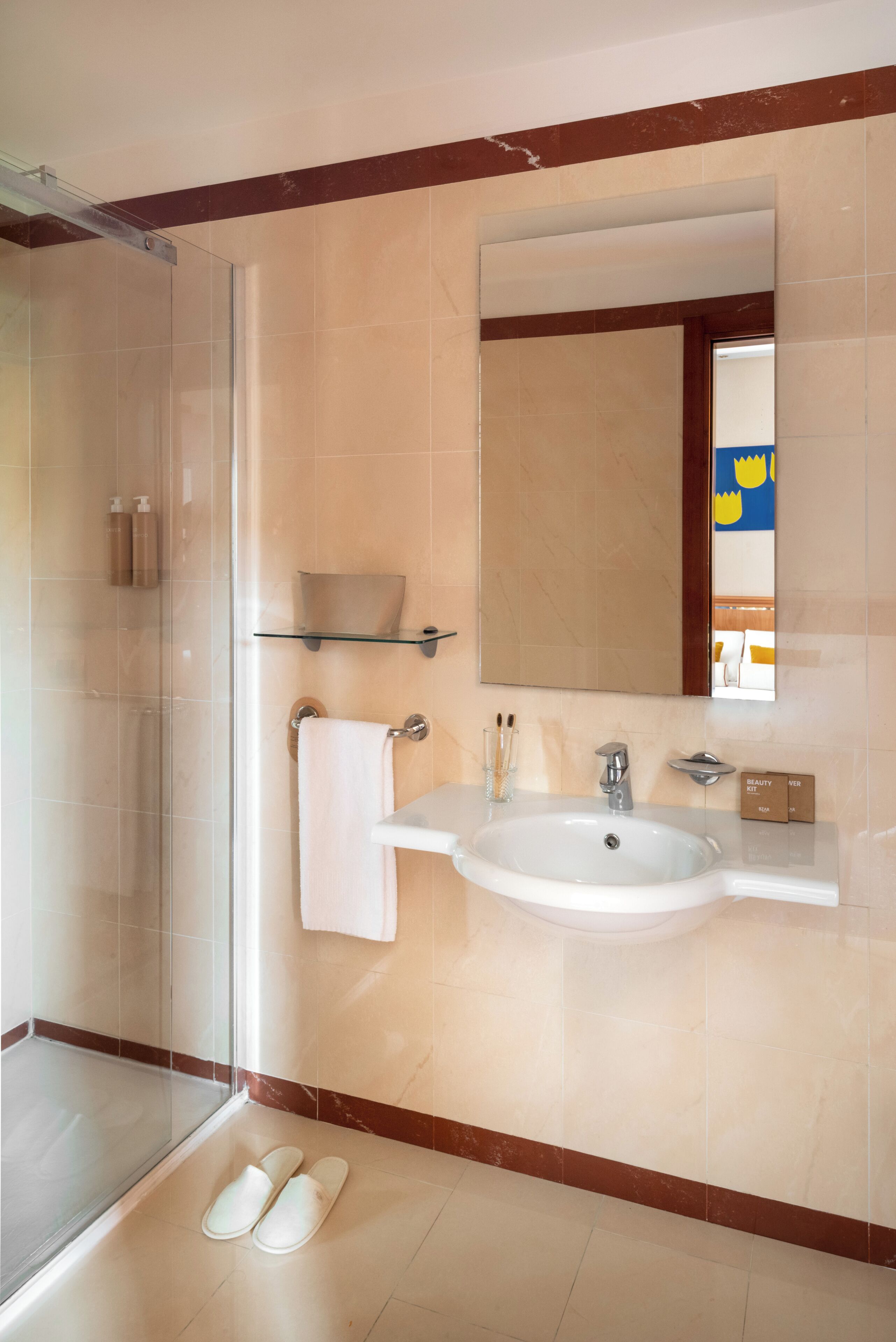 Chambre supérieure double ou avec lits jumeaux | Salle de bain | Articles de toilette écologiques, séchoir à cheveux, pantoufles, bidet