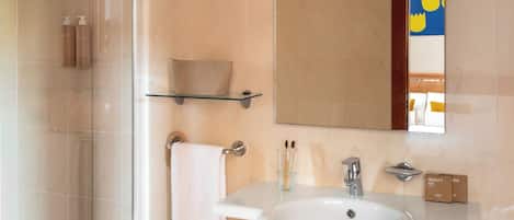 Habitación superior con 1 cama matrimonial o 2 individuales | Baño | Amenidades de baño ecológicas, secadora de cabello, pantuflas, bidet