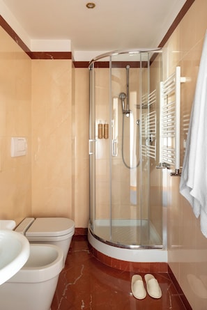 Hypo-allergenic bedding, memory foam beds, minibar, in-room safe - Hotel Diocleziano (Rome)