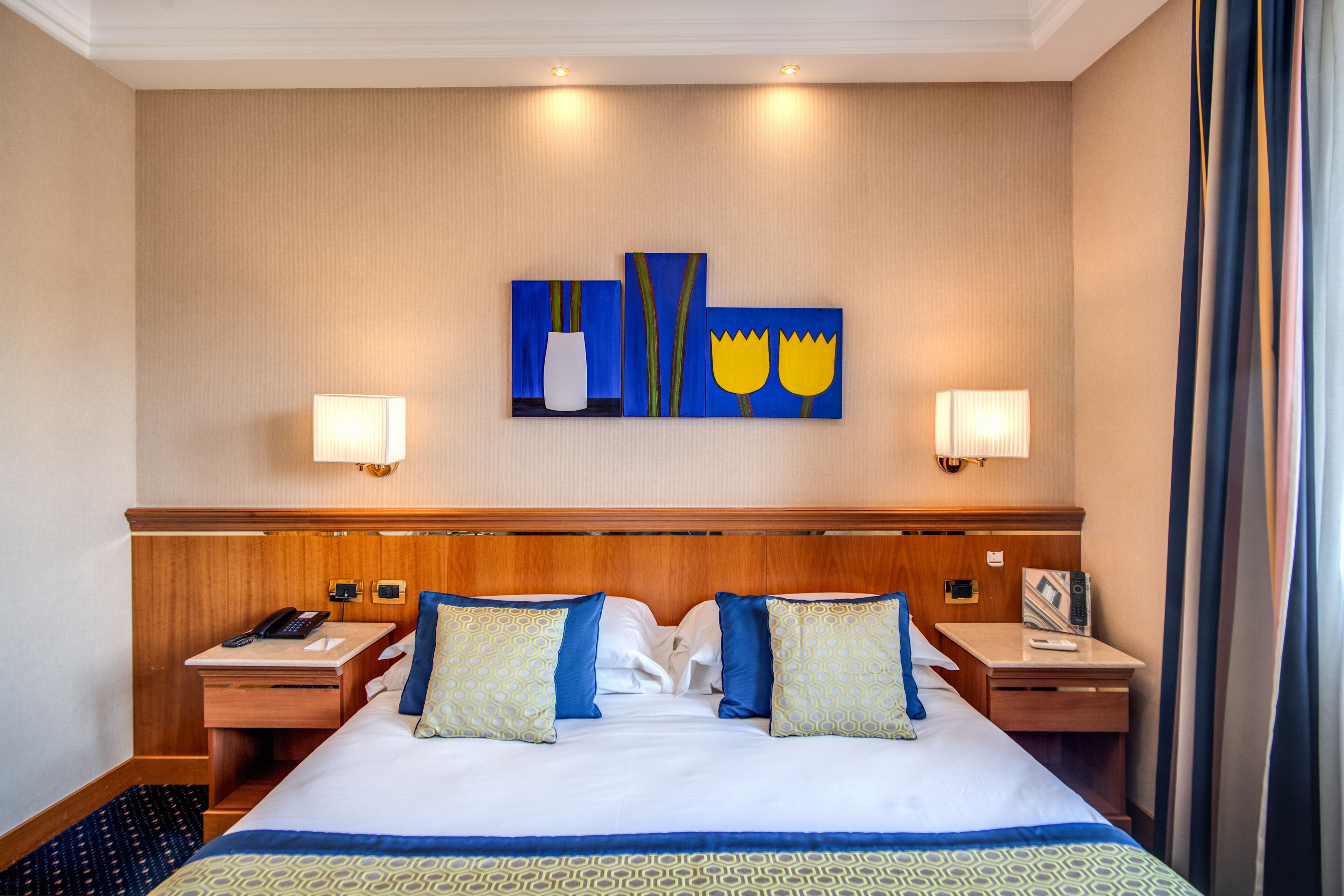 junior suite | 1 bedroom, memory-foam beds, minibar, in-room safe