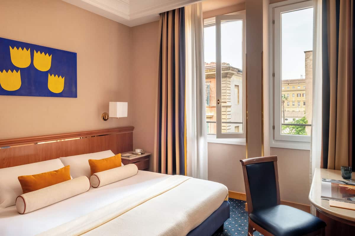 Habitación superior con 1 cama matrimonial o 2 individuales | Ropa de cama hipoalergénica, camas con efecto memoria y minibar