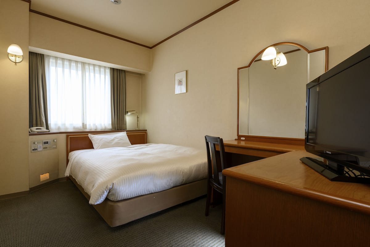 Een kluis op de kamer, een bureau, geluiddichte muren