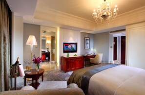 Deluxe Room, 1 King Bed - Courtyard by Marriott Shanghai Fengxian (Shanghai)