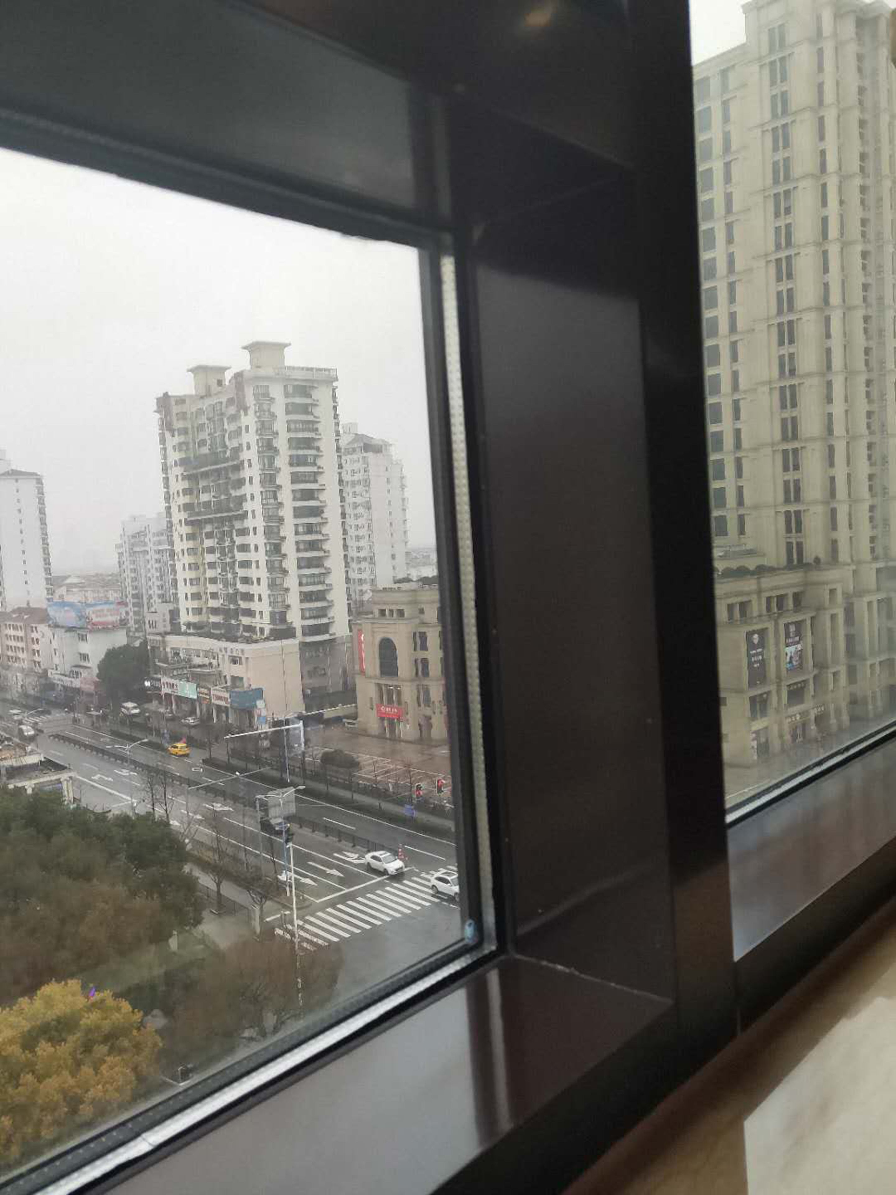 deluxe room, 1 king bed | street view