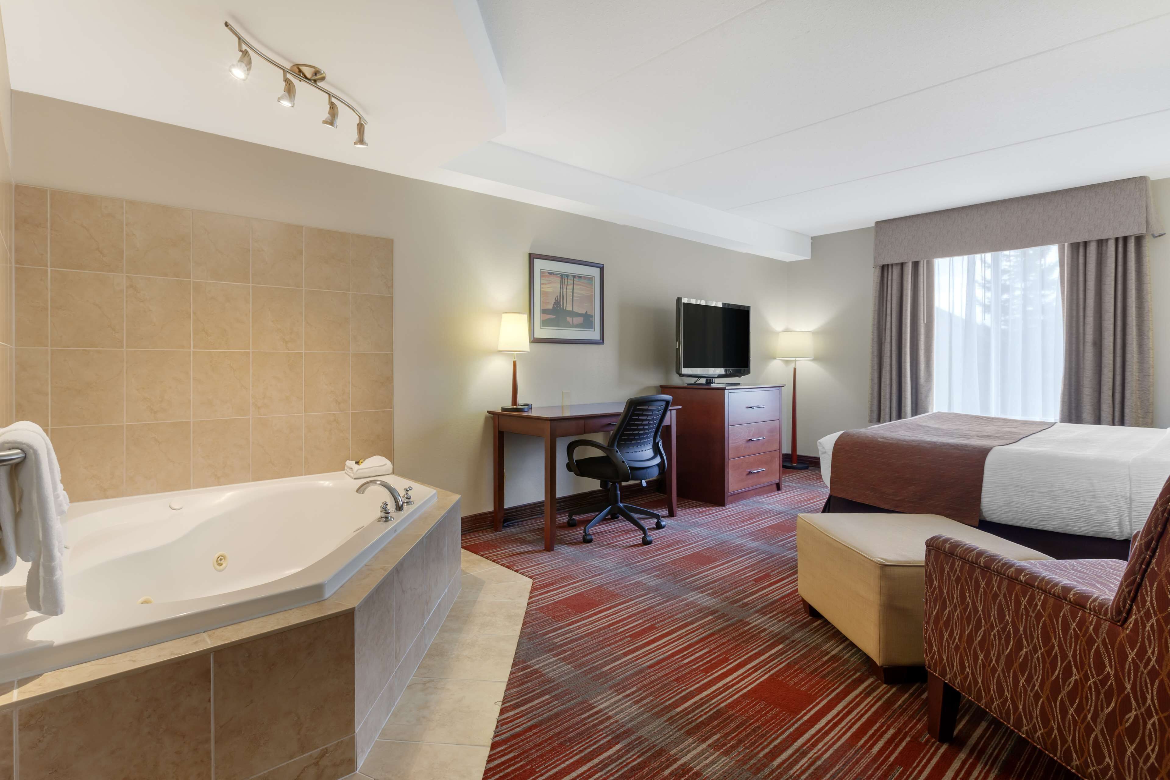 suite, 1 king bed, non smoking, jetted tub | iron/ironing board, free wifi, bed sheets