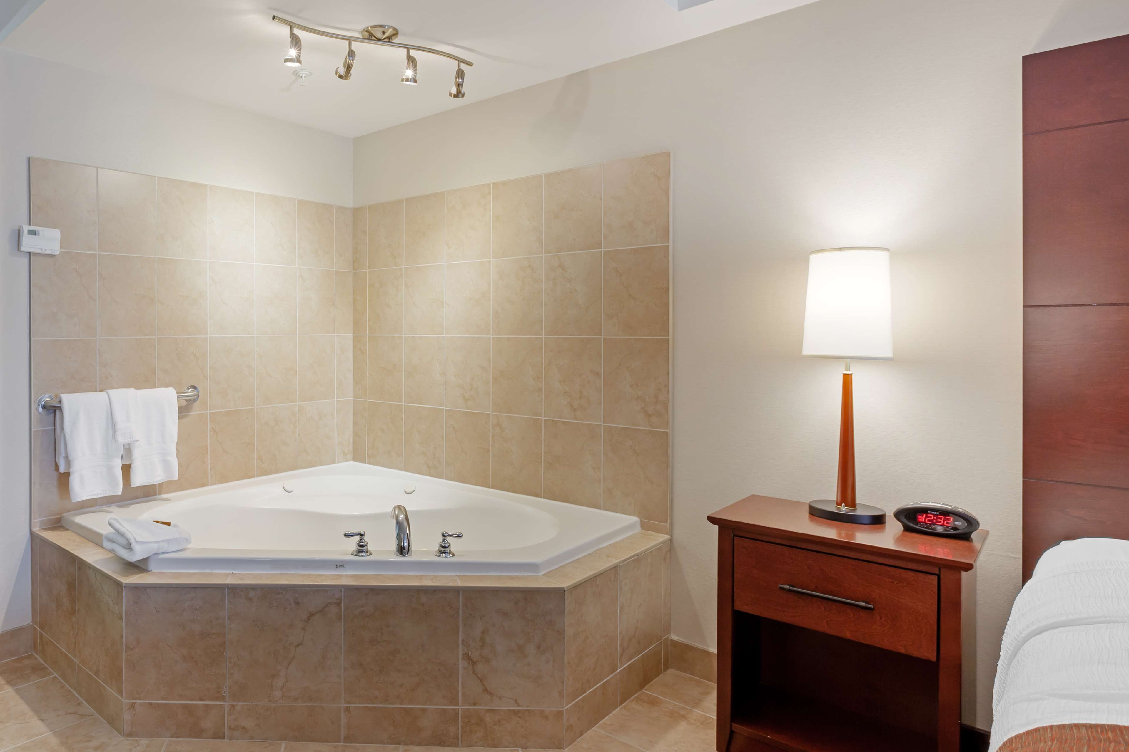 suite, 1 king bed, non smoking, jetted tub | iron/ironing board, free wifi, bed sheets