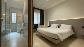 Edredón, minibar y caja de seguridad en la habitación