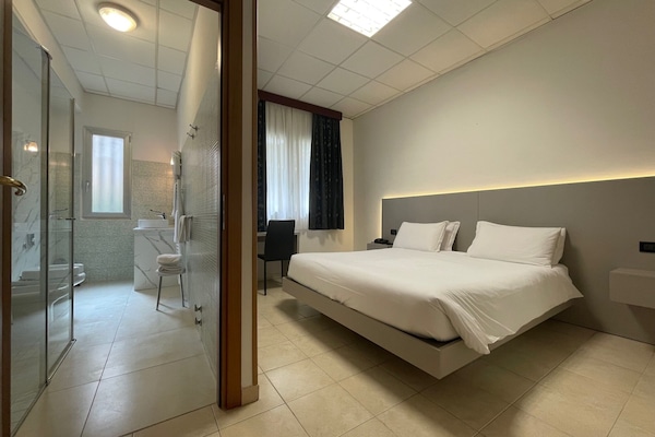 Gebar bulu kapas, bar mini, peti besi dalam bilik