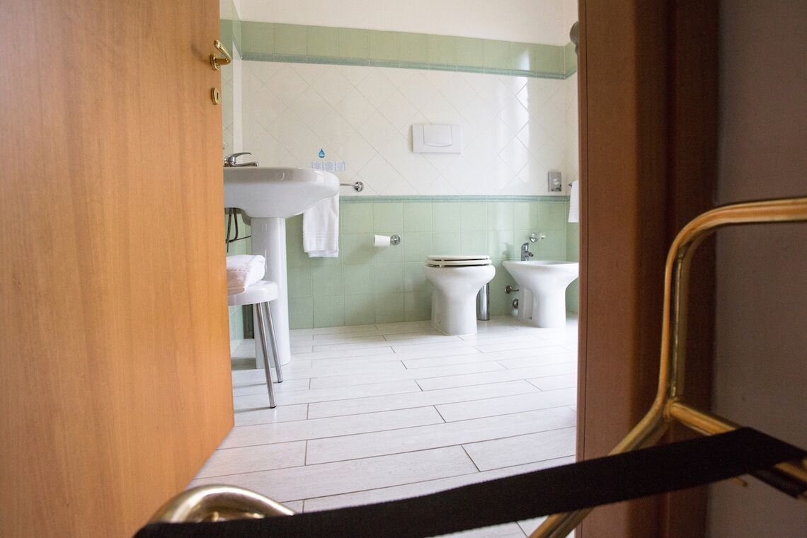 Un baño con lavamanos, inodoro y bidé.