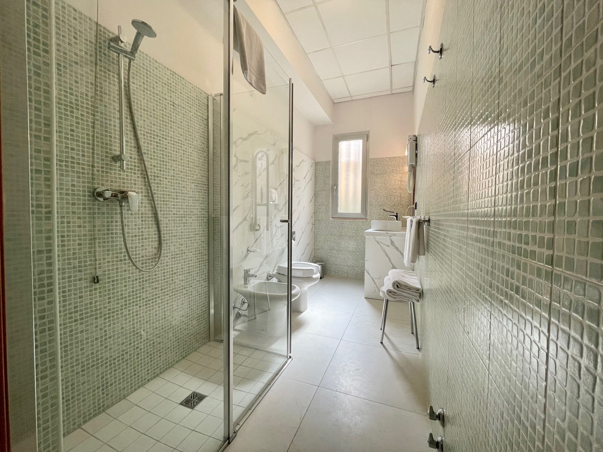 Buồng tắm vòi sen, máy sấy tóc, chậu vệ sinh/vòi rửa, khăn tắm 