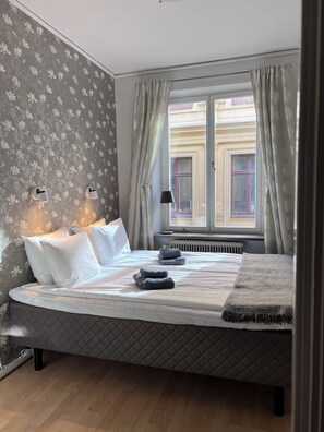 Standard Double Room | Peralatan tempat tidur premium, dilengkapkan perabot secara berasingan