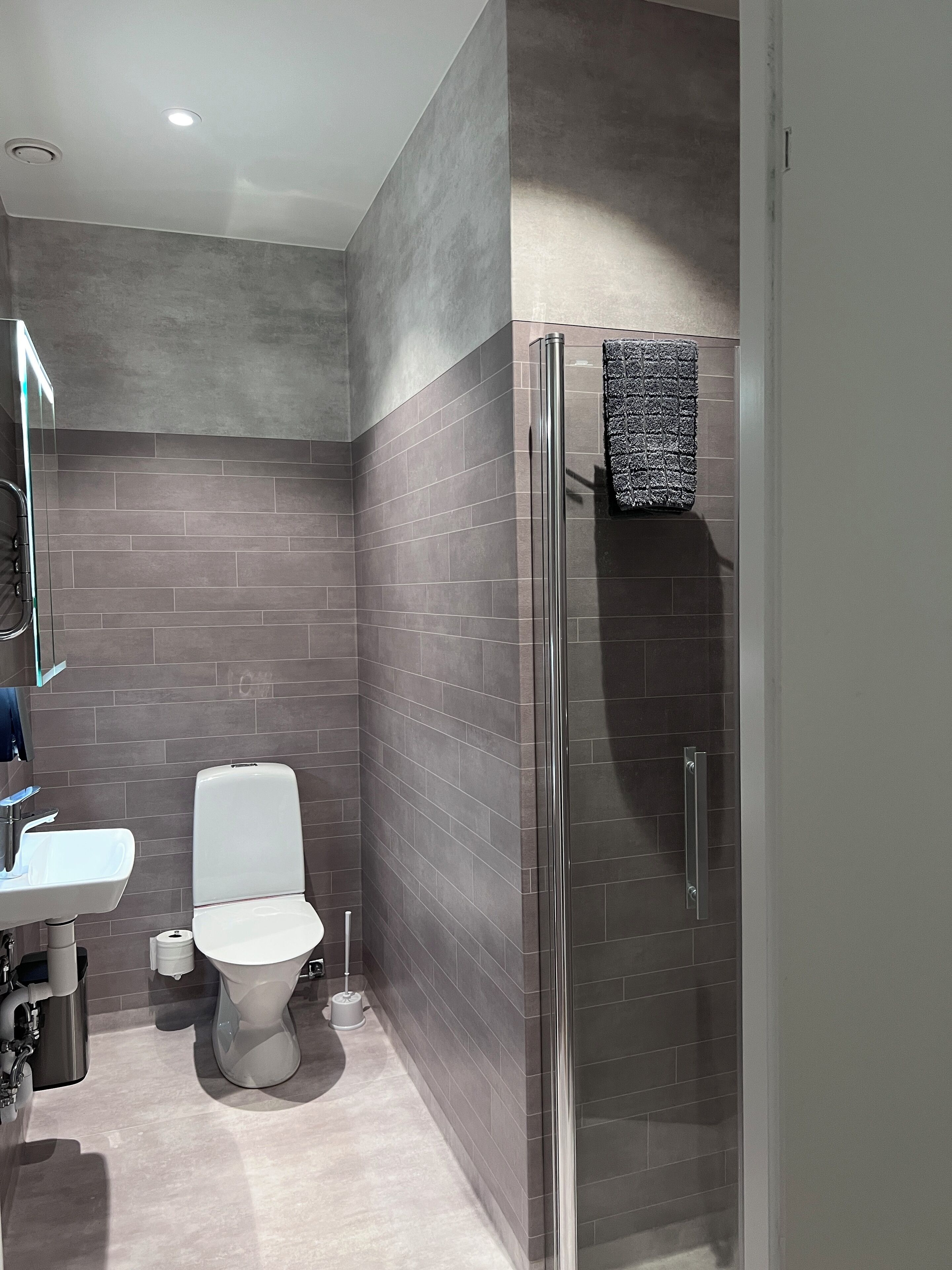 double room small | bathroom | shower, hair dryer, towels