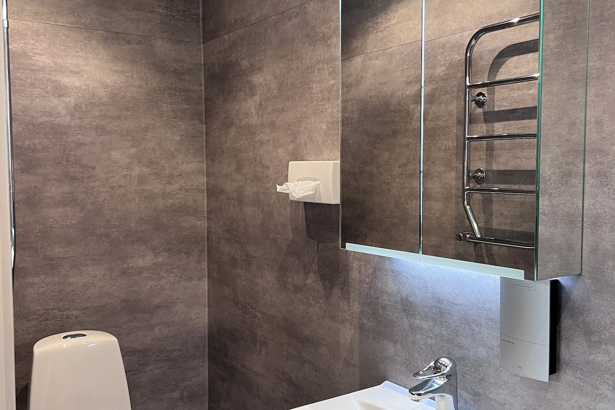 standard double room | bathroom | shower, hair dryer, towels