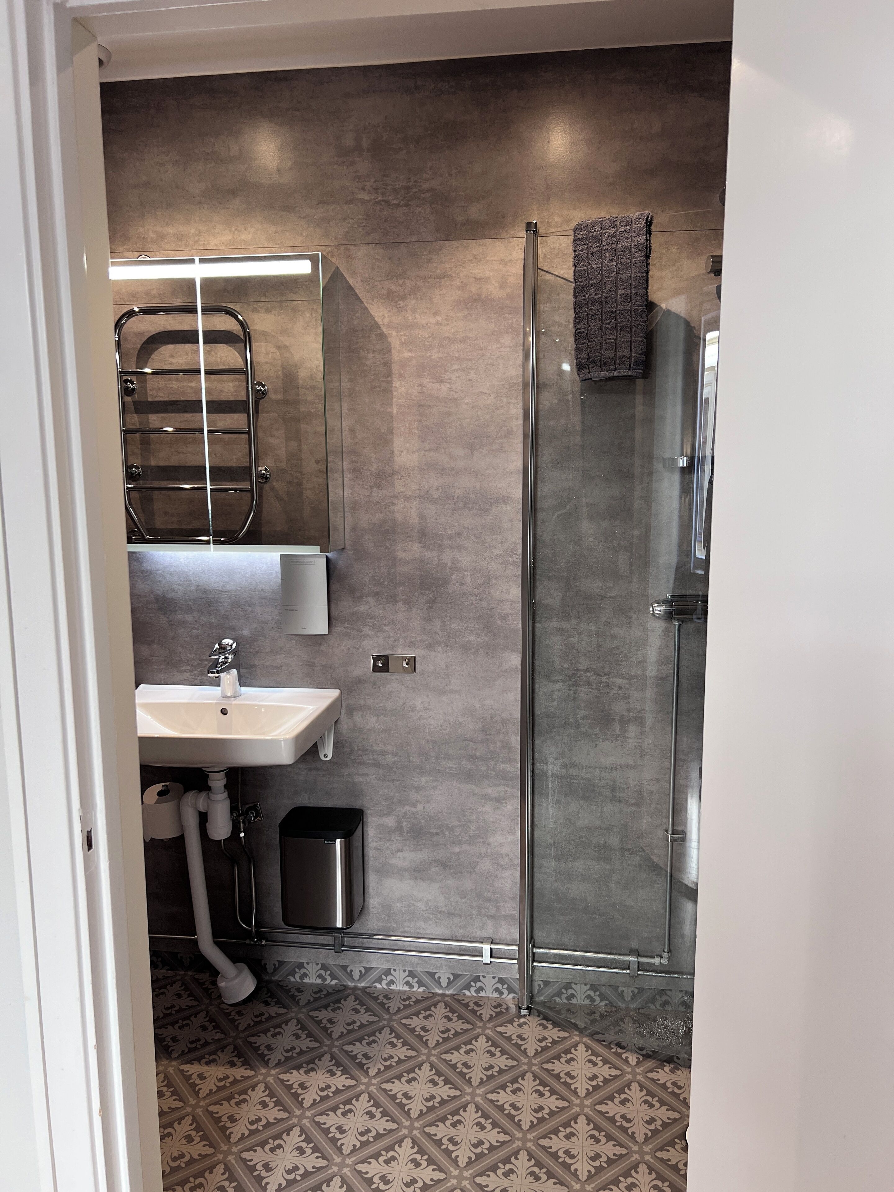 standard double room | bathroom | shower, hair dryer, towels