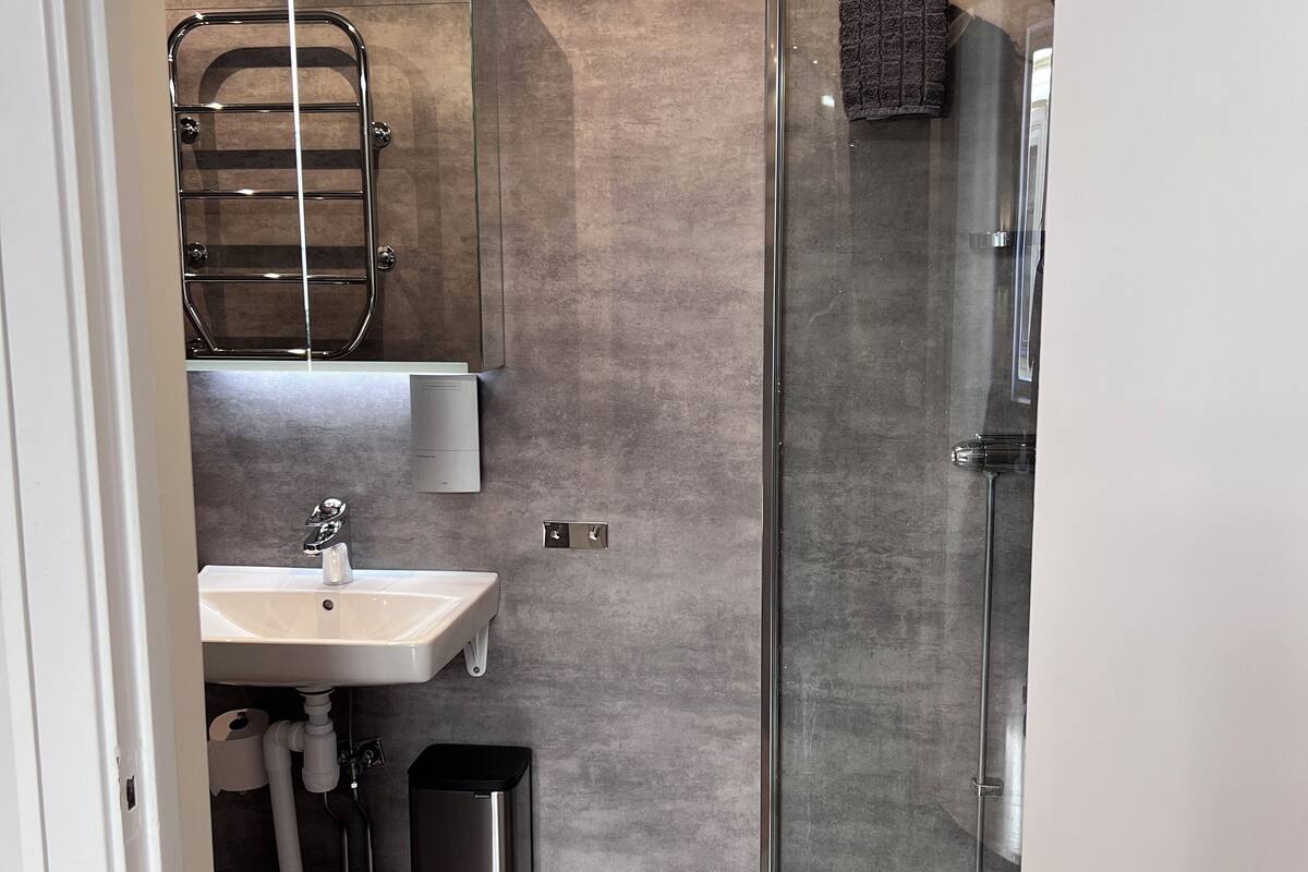 standard double room | bathroom | shower, hair dryer, towels