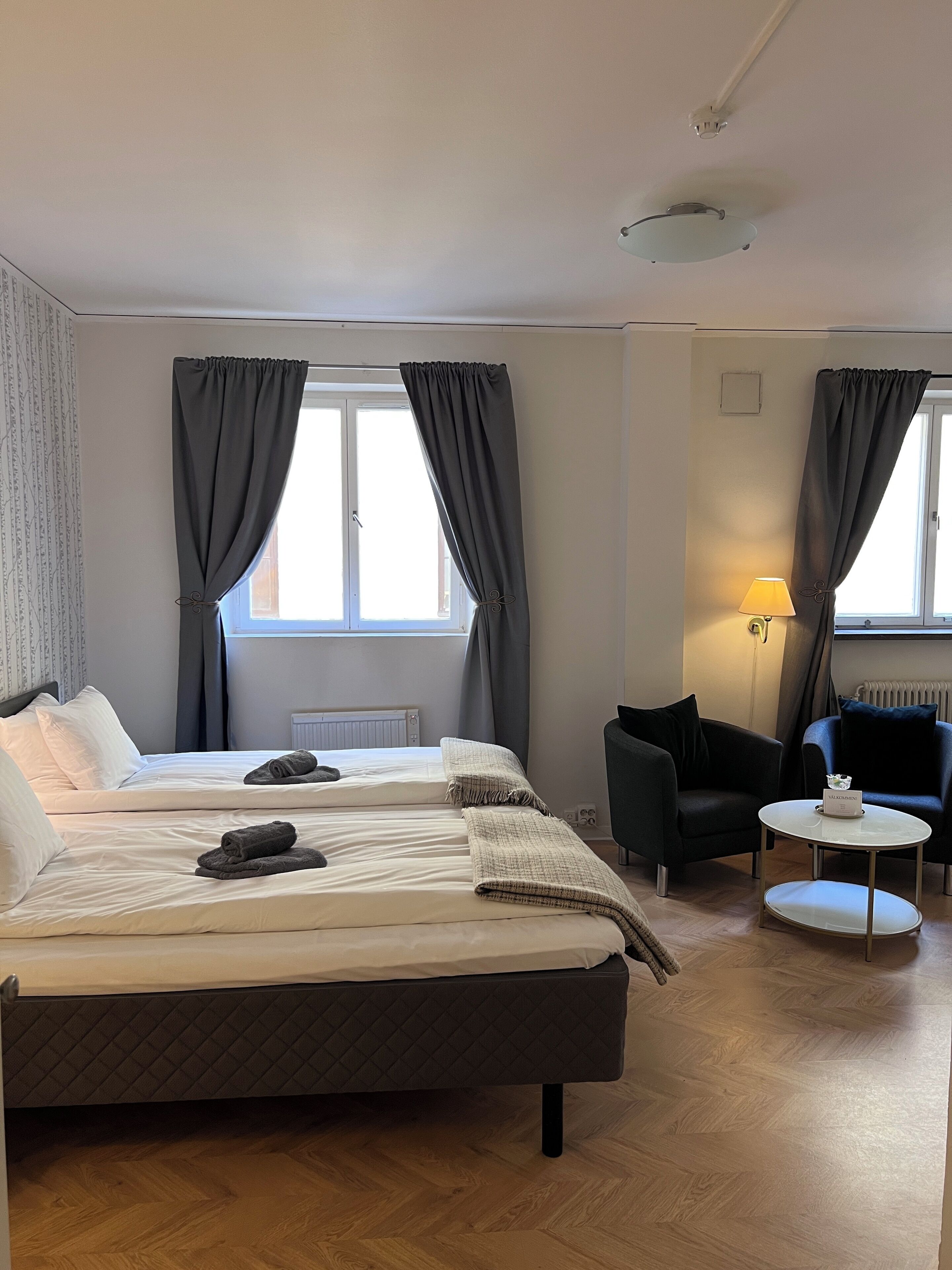 Quarto casal standard | Roupas de cama premium, individualmente mobiliados, escrivaninha