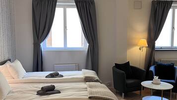 Quarto casal standard | Roupas de cama premium, individualmente mobiliados, escrivaninha